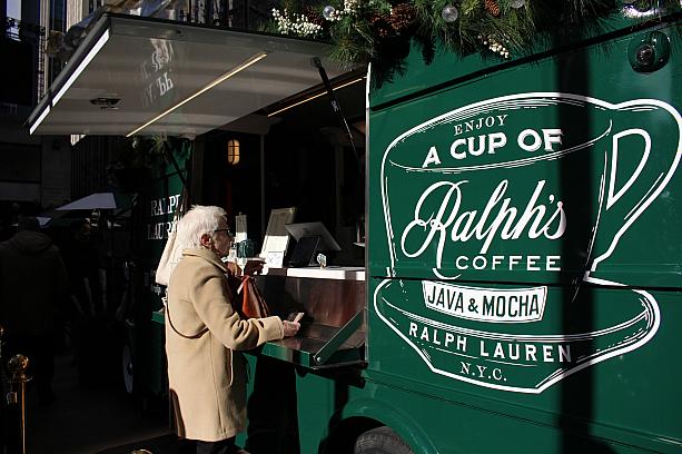 今年はツリー脇にラルフローレンのラルフズコーヒー屋台もあります！<br>ツリーを見ながらコーヒー休憩出来ますよ。