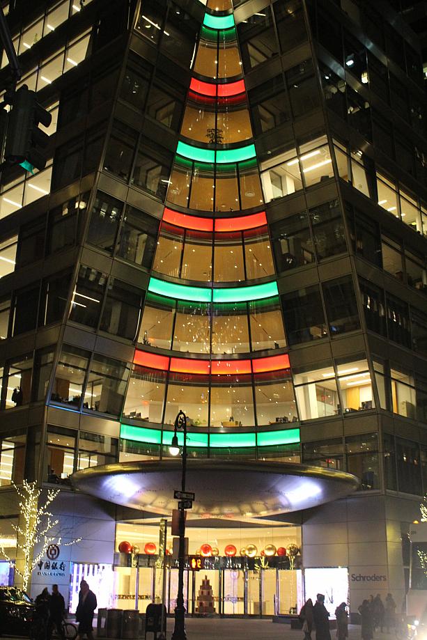 6番街と40丁目のオフィスビル。緑と赤のクリスマスカラーでビルをライアップ。