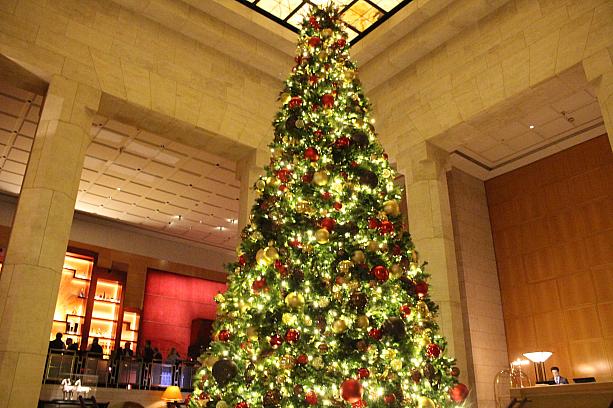 大きいこのクリスマスツリーはフォー・シーズンズ。品があって、さすがと言いたくなります。