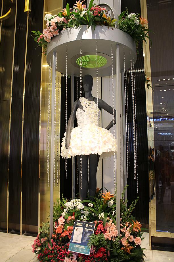 FITの学生がデザインしたドレスの展示もあります。