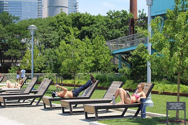 そして、暑くなると見かけるのが公園で日光浴している人達。