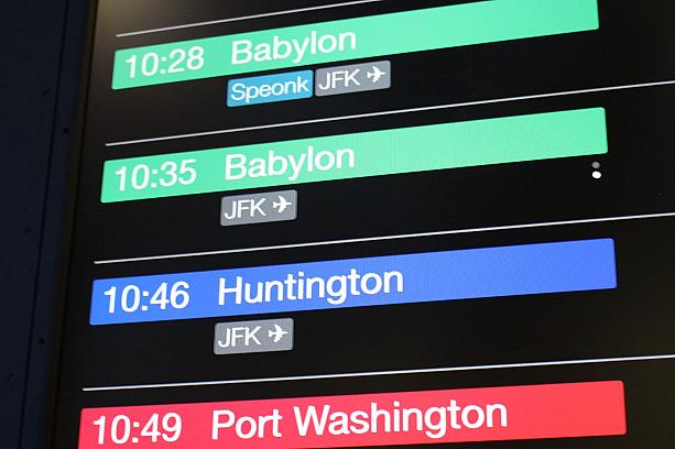 まずロングアイランドレイルロードでジャマイカ駅まで向かいます。<br>電光掲示板のJFKの表示のある電車ならジャマイカ駅に停まります。