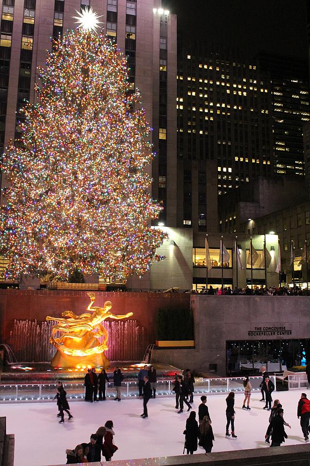 ロックフェラーセンターのクリスマスツリー 点灯されました ニューヨークナビ