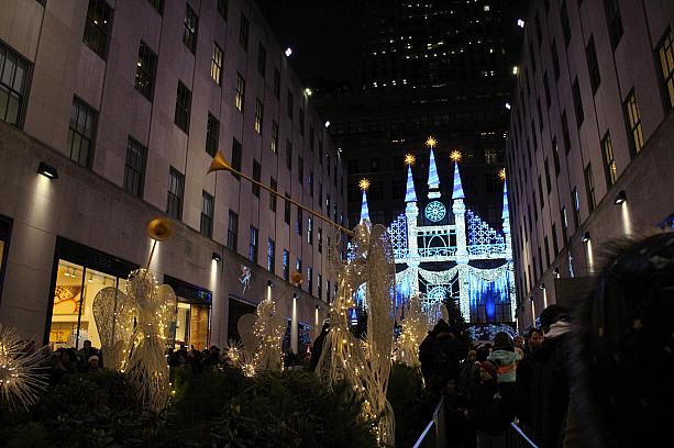 サックス・フィフス・アベニューのライトショーも真向かい。<br>ロックフェラーセンター付近はNYのクリスマスの中心地的存在です。