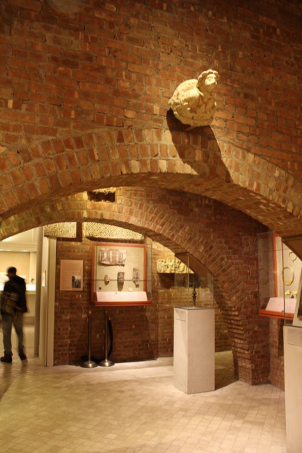 メトロポリタン美術館はアジア、ビザンチン、ヨーロッパ等テーマ別になっていて<br>各テーマに合う部屋作りがされているのも見所です。