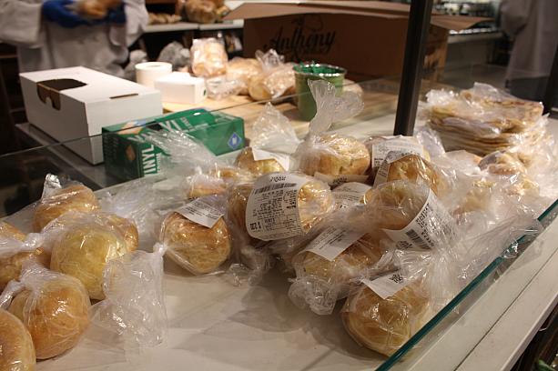 今までは裸で売られていたパンも個別包装になっていました。