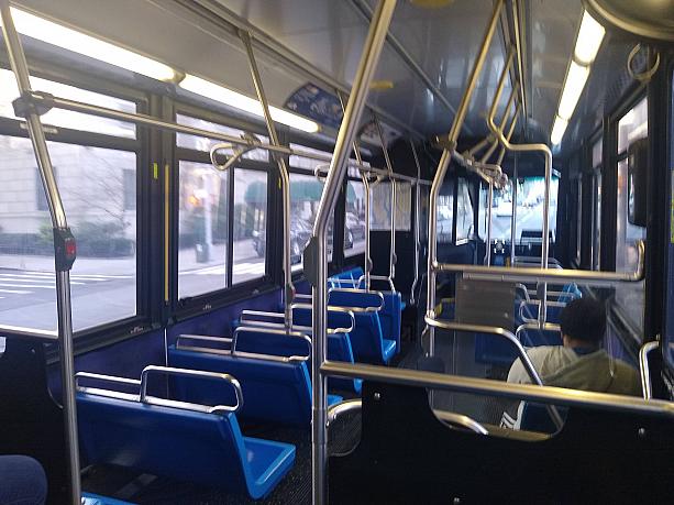 市バスは、運転手さんの感染を防ぐため後部ドアから乗降りをするようになりました。<br>しかも無料です（セレクトバスは対象外）。ただし、NY市は公共交通機関の利用は避けるように呼びかけています。
