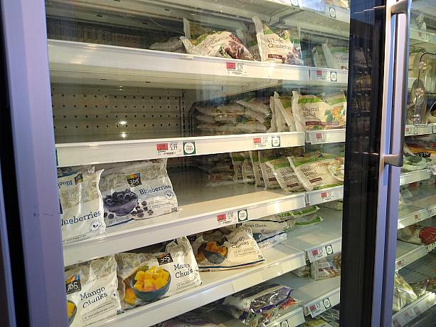 冷凍野菜や冷凍フルーツも在庫少ないですね。<br>他にも卵は買い占めのため足りなくなり、値段が高騰しています。