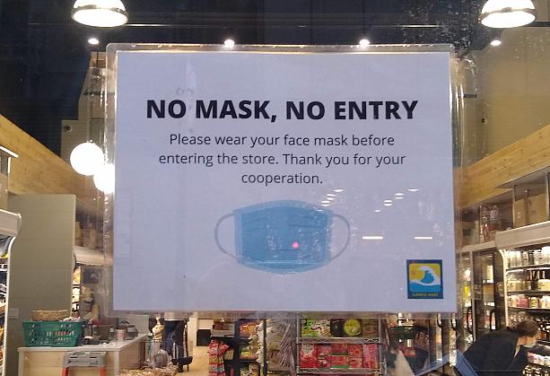 スーパーで見かけるようになったマスク着用についての貼紙。<br>ニューヨークは青いマスク着用が多いのでマスクの絵も青です。