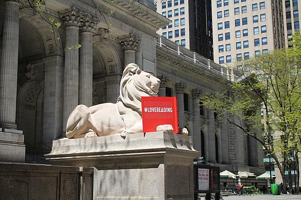 ニューヨーク公共図書館のライオンです。巣ごもり中はまさに読書タイムです！