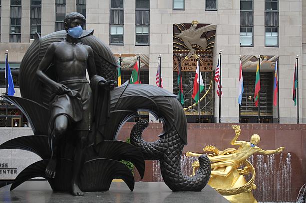 6月22日からニューヨークの経済再開は第2フェーズ入り！<br>ロックフェラーセンターも再開。銅像もマスクしてますね！
