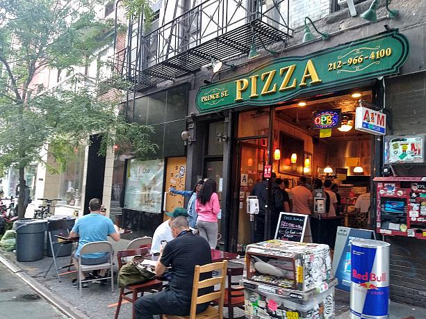 ノリ―タの人気ピザ屋さん、プリンスストリートピザ。<br>列は通常より短いですけど、並んでました。
