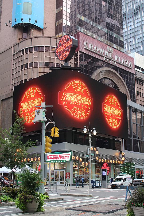 9月15日にタイムズスクエアにクリスピークリームがオープン。（場所はブロードウェイと48丁目の角）<br>一時期はマンハッタンに1店舗のみでしたが、最近また増えてきています。外にまで漂う甘い匂いがたまりません。