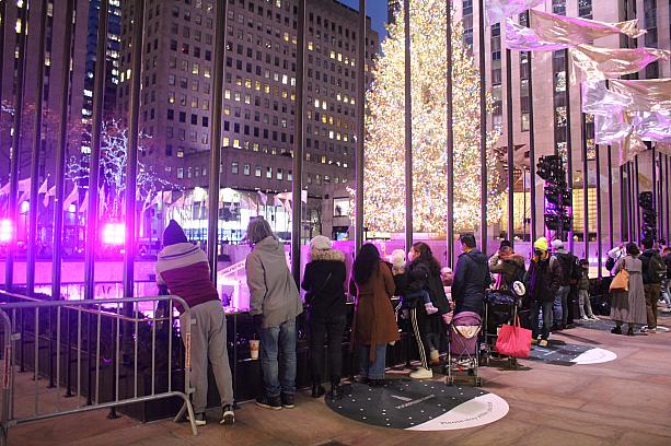 12月2日、ロックフェラーセンターのクリスマスツリーがライトアップされました。
