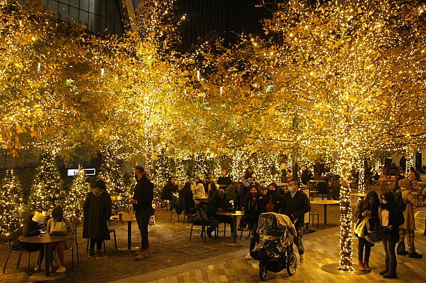 コロナ禍のクリスマスでもイルミネーションが街を照らしています。<br>特に輝いているのが、ハドソンヤード。まず中庭からしてこの光り具合。