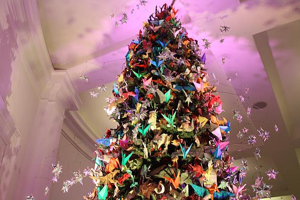 自然史博物館のクリスマスツリーは1月17日まで展示されています。<br>早く旅行が再開され、ニューヨークのツリーも見に来れるようになると良いですよね！
