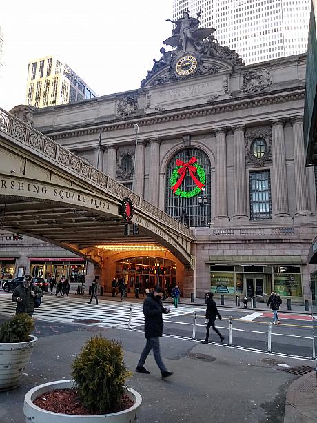 1月第2週目のニューヨーク、クリスマスデコをまだあちこちで見ることが出来ます。<br>グランドセントラル駅前にて。