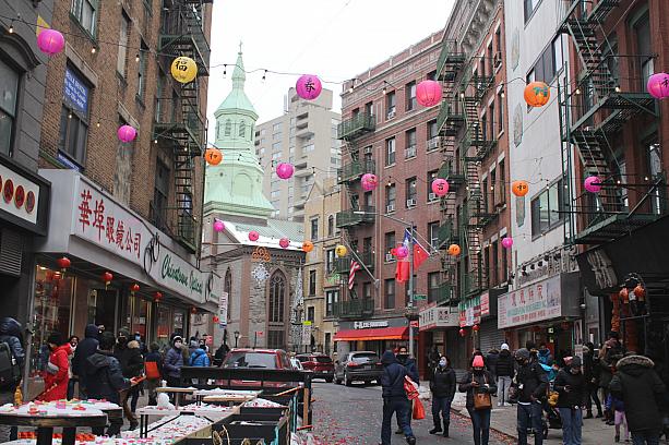 旧正月中のチャイナタウンです。<br>お正月気分がさらに盛り上がるランタンで飾られているのはモットストリート。