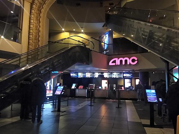 ニューヨークでは映画館も人数制限はありますが再開しています。