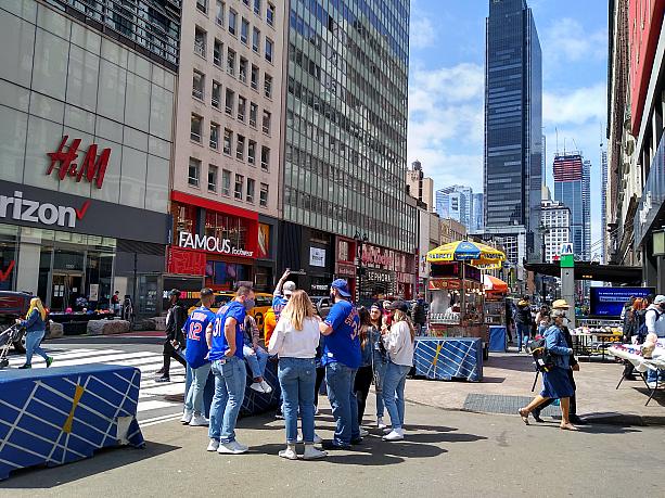 ニューヨークは待望の野球シーズンも始まり、ユニフォームを着たファンを見かけるようになりました。