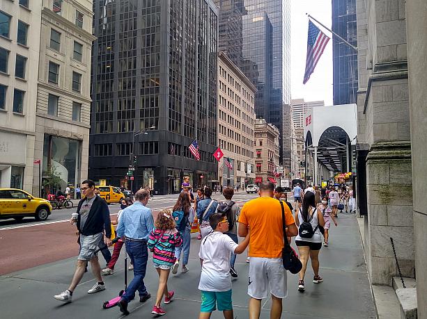 ニューヨークは夏の観光シーズンに入りました。<br>5番街も観光客で賑わってます。