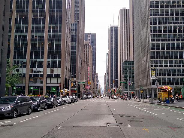 ニューヨークは縦に走るアベニュー（番街）と横に走るストリート（丁目）からなる「碁盤の目」の街。<br>固有名詞が付いている通りもありますが、ほとんどが5番街、52丁目等の数字でわかりやすいんですよね。