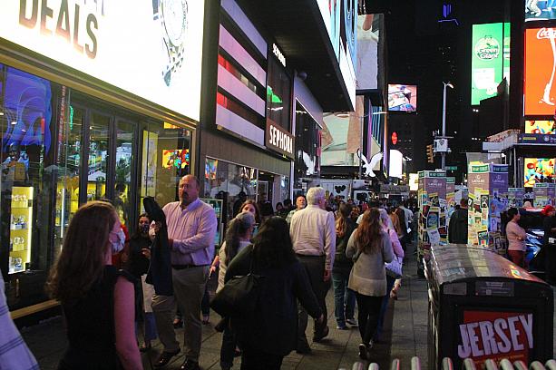 ミュージカルも復活し、タイムズスクエア付近もかなり人が戻り、人混みで歩きにくい以前の状況になりつつあります。