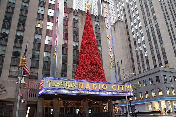 気が付けば、街のそこかしこにクリスマスの気配。ラジオシティミュージックホールにもツリーがお目見え。<br>昨年は中止だったロケッツも今年は開催されます。