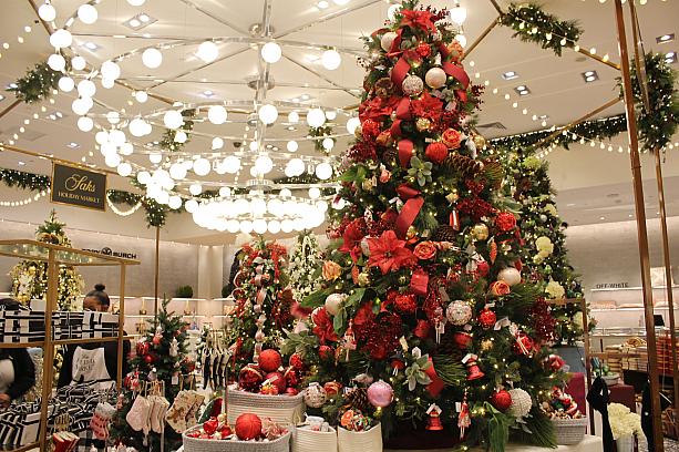 クリスマスツリーが飾られているのはサックス・フィフス・アベニュー。