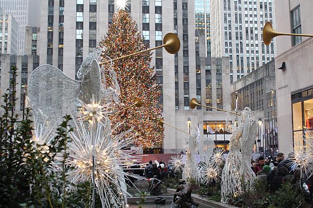 ニューヨークのクリスマスに欠かせないロックフェラーセンターのクリスマスツリーも飾られました！<br>混んでいるけど、ツリーまでは5番街側から天使を見ながら歩きたいですね。