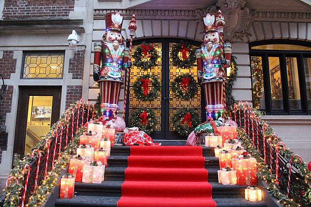 今回は住宅街のクリスマスをお届け。ハロウィン同様に玄関を飾っているお家が多いんですよ。