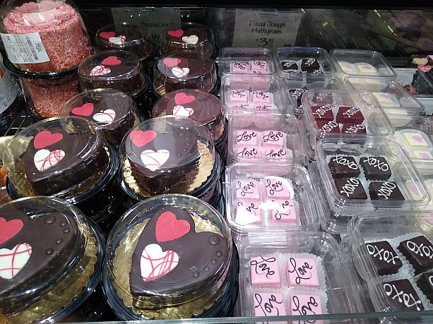 スーパーのケーキ売り場もバレンタインデー用のスイーツが並んでます。