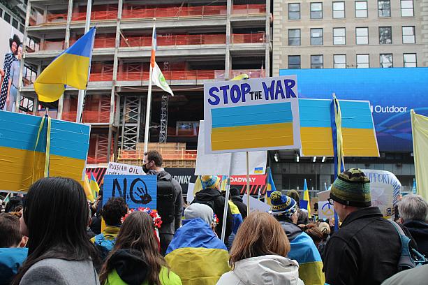 週末に行われたタイムズスクエアで行われたウクライナ支援と反戦を訴える抗議集会。<br>集まった人達はパッと見ただけでもウクライナ系はもちろんのことロシア系、ジョージア系、キューバ系等様々。