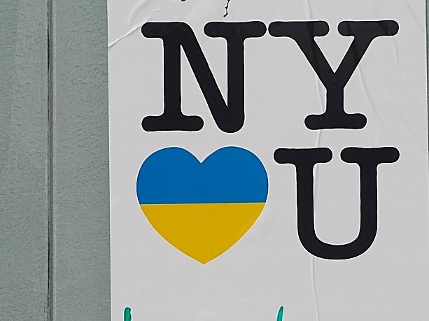 イーストビレッジではウクライナの国旗や支援サインが他のエリアより多いです。