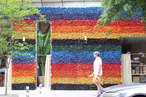カフェの壁は大きなレインボーフラッグ！こちらは125000本もの造花でつくられています！