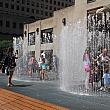 ロックフェラーセンターには噴水も登場。この暑さ、びしょぬれになってもいい！