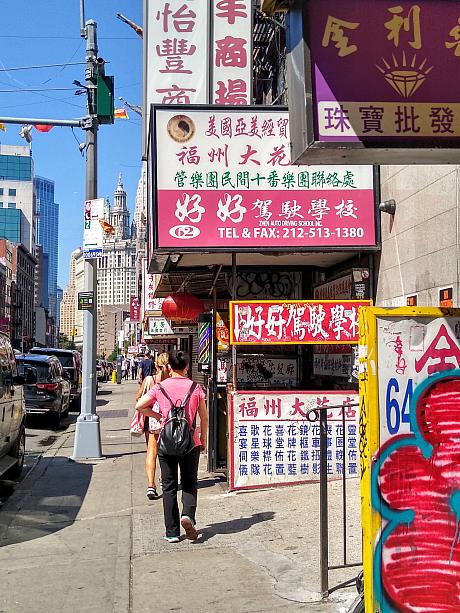 漢字の看板が並び、ガチ中国なチャイナタウン。