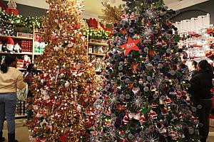 ニューヨークのクリスマス特集【2022年】 ホリデーシーズン ロックフェラーセンターのクリスマスツリー サックス・フィフス・アベニューのライトショー 寒さ対策 クリスマス市 ホリデーマーケット イルミネーション クリスマス クリスマスツリーホリデーウィンドー