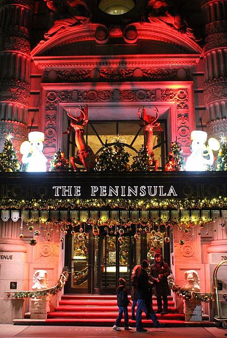 品があって素敵なペニンシュラホテル。中のクリスマスツリーも必見です。