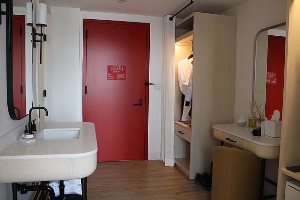部屋はさほど広くはありませんが、赤をアクセントにした素敵な雰囲気。<br>こちらは入ってすぐのバス・トイレがあるスペース。