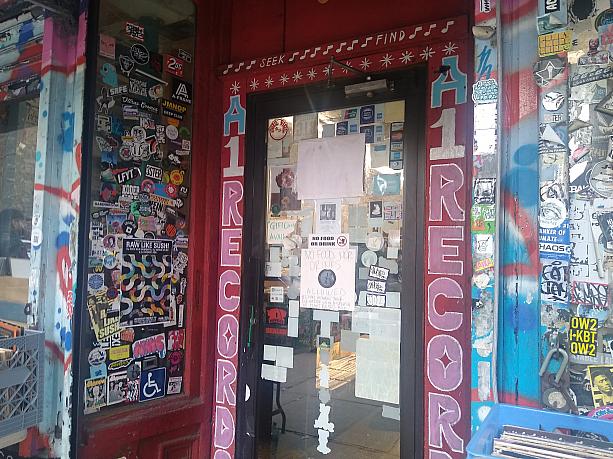 6丁目にはニューヨークで有名なA1レコード屋さんもあります。<br>店内は写真撮影不可ですが、レコード、懐かしのカセットテープもあり小さいながらもマニアックな空間です。
