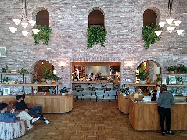ずっと気になっていたウィリアムズバーグのイスラエル料理のオールデーカフェ、K'Farにやってきました。<br>Hoxtonホテルのロビー全体がカフェなんです。入った瞬間から素敵！