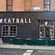 お店はこちらのザ・ミートボールショップ。市内に2か所あり、ナビが訪問したのはヘルズ・キッチン店。(53丁目と9番街）<br>ミートボール中心のカジュアルなイタリア料理店です。