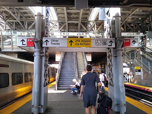 約20分でジャマイカ駅に到着。ここでJFK国際空港行のエアトレインに乗り換えます。<br>とても目立つ黄色の看板に従って行けば迷うことなくエアトレイン乗り場まで行けます。