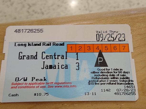 切符はジャマイカ駅までを自動券売機か有人カウンターで購入。<br>時間帯によって料金が異なるので、判らなければ有人カウンターで購入が無難。改札はありませんが、車内検札は必ずあります。