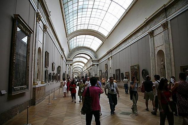 ルーブル美術館の目抜き通り？と言っても過言ではない「フランス絵画」「イタリア絵画」の部屋。