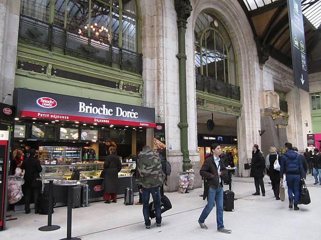 広い駅構内にはカフェ、レストラン、ブティック、ドラッグストアなどあらゆるお店が入っている