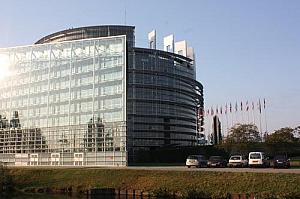 近代的なヨーロッパ議会の建物。