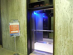 専用エレベーターで56階へ
