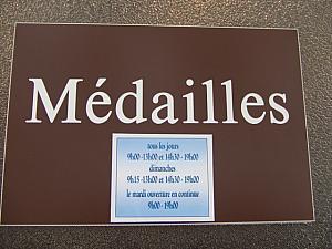  Médailles（メダイユ）と書かれています 
